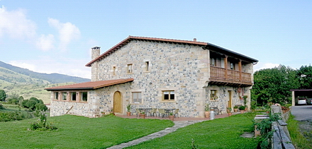 La Casa  de San Martn de Villafufre tiene por la salida del sol un jardn con terraza