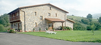 Este alojamiento rural, en Cantabria, tiene en su lado de poniente un porche cubierto y jardn