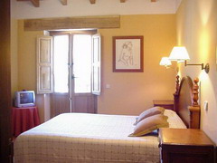  La habitacin CLAVEL tiene cama de matrimonio, bao privado y salida al balcn. 